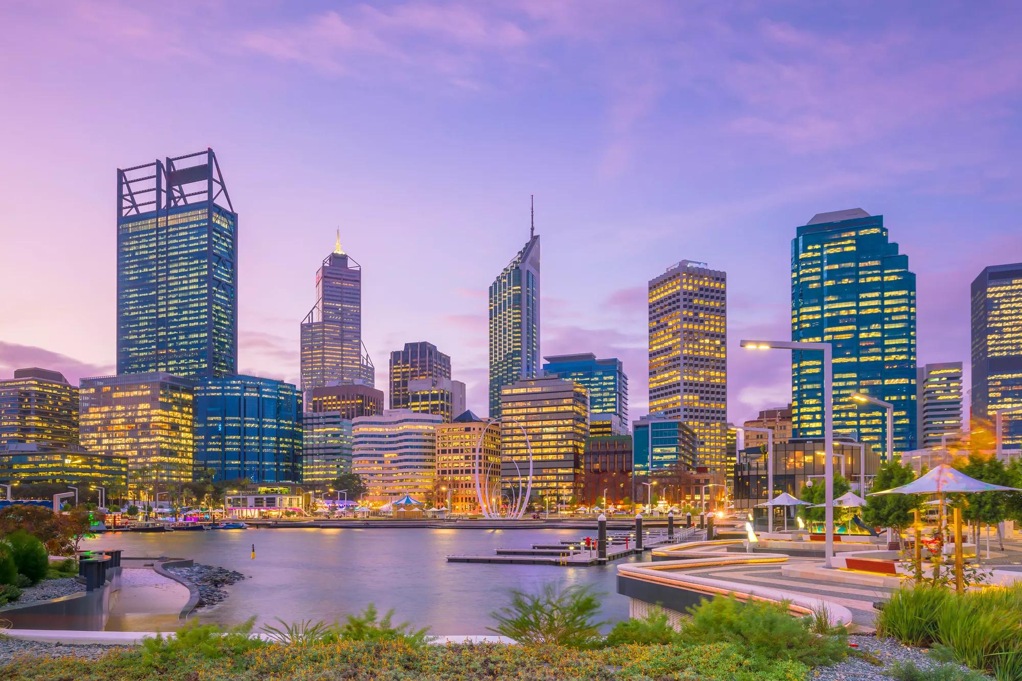 Die Skyline von Downtown Perth in Australien in der Dämmerung