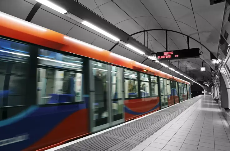 Eine an einer U-Bahn-Station in London ankommende U-Bahn.