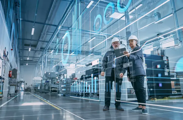 Numérisation de l’usine : deux ingénieurs industriels utilisent une tablette, Visualisation du mur des statistiques Big Data, Optimisation de l’installation électronique de haute technologie. Industrie 4.0 Production de machines