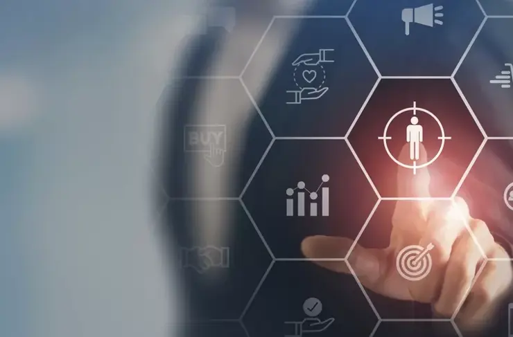 Client cible, personne-type de l’acheteur, concept de comportement du client. Plan et stratégies de marketing. Marketing de personnalisation, stratégies centrées sur le client. Homme d’affaires touchant à l’écran pour cibler le client.