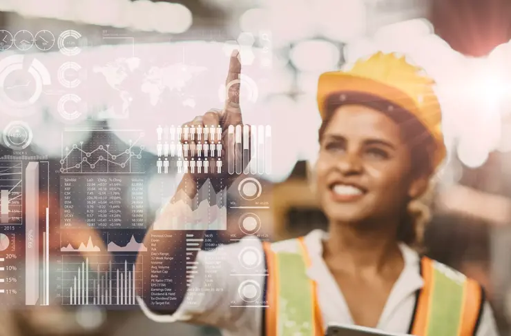 Eine lächelnde Ingenieurin, die in einer Fabrik eine Lösung zur Förderung technologischer Innovation nutzt.