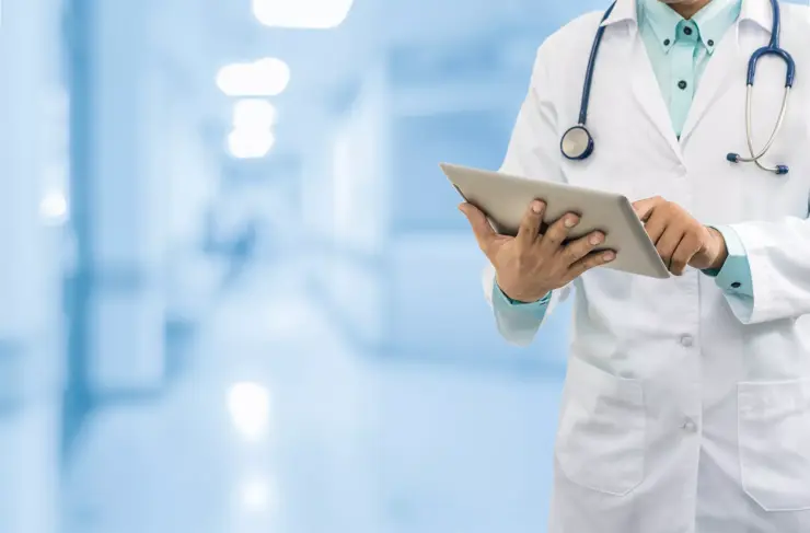Médecin travaillant sur une tablette informatique. Concept d’analyse de données médicales par des médecins.